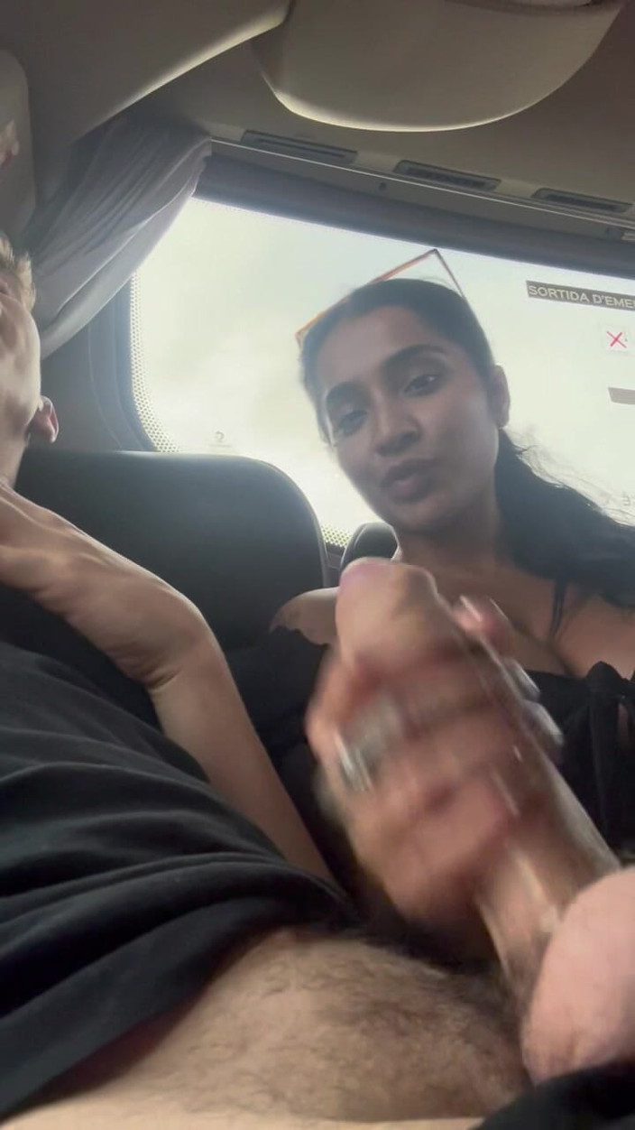 Yasmina and Brady: Moje žena mi dává úžasný orální sex v autobuse – Yasmina Khan