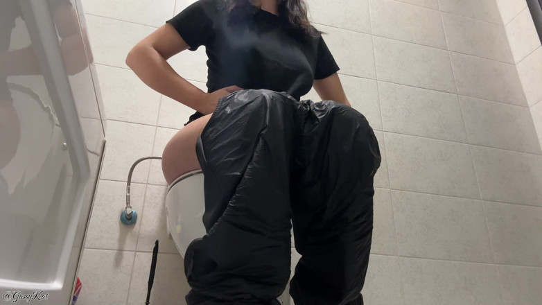 GassyKat: クレイジー・トイレのおなら、黒い服!乳首ポップス