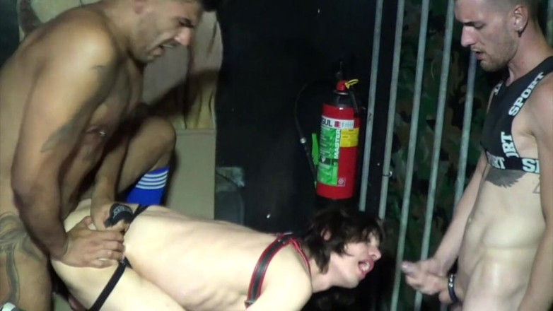 Gaybareback: Bukkake en orgie voor sexy twink Germain