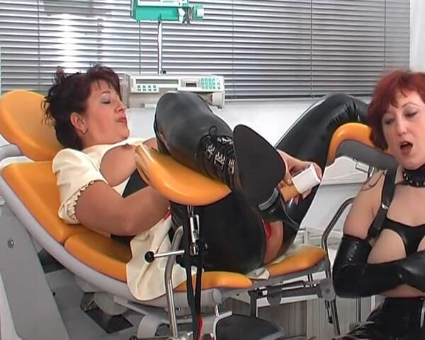 Rubber & Clinic Studio - 1ATOYS: Lesbische speciale bondage en rubberspelletjes