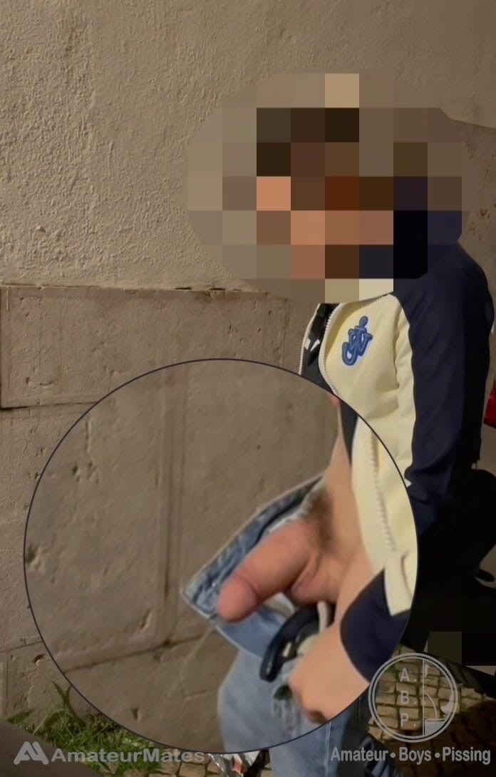 AmateurBoysPissing: 청바지에서 뚱뚱한 자지를 따먹고 거리에서 오줌 싸는 아마추어 소년