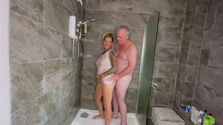 MattyFacial: Nat T-shirt voor Emma voordat ze onder de douche neukt