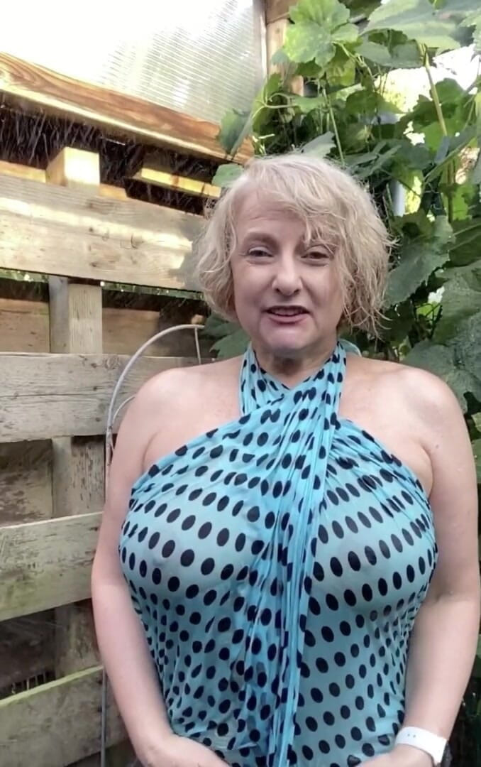 Car-ina: Laten we mijn buurvrouw plagen!