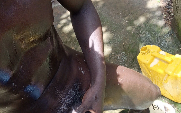 Gigadicki256: Madura Polla Negra Dura Consigue Ducha Real