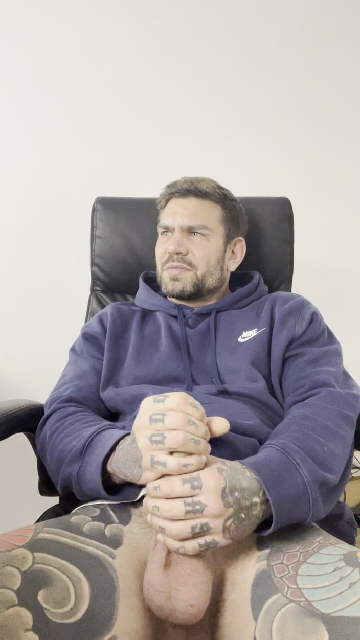 Juan Lucho Gay: Hiszpan masturbuje się, aż dostanie mleko