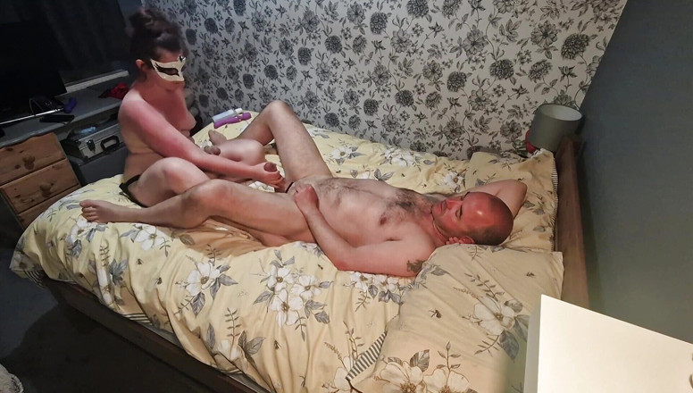 Mr D and Miss C: Дружина робить пеггінг чоловікові своїм страпоном, а потім сидить на його члені заднім ходом і жорстко трахає його