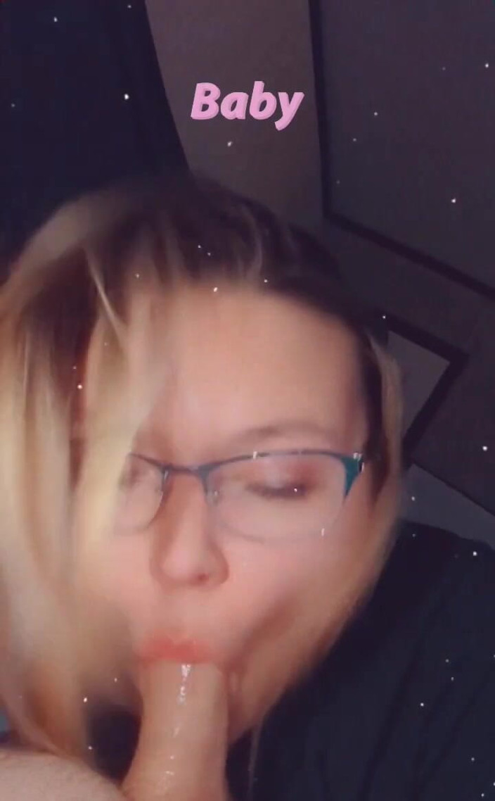 Funhousewife69: 직장에서 자지를 빨아, 빨고 일해야해
