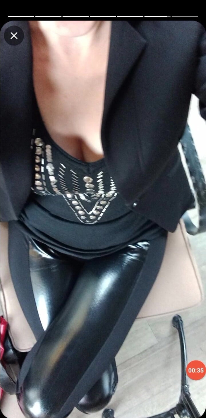 Dominatrix Redsonyja: La diosa roja está jugando un poco. Ves si ella...