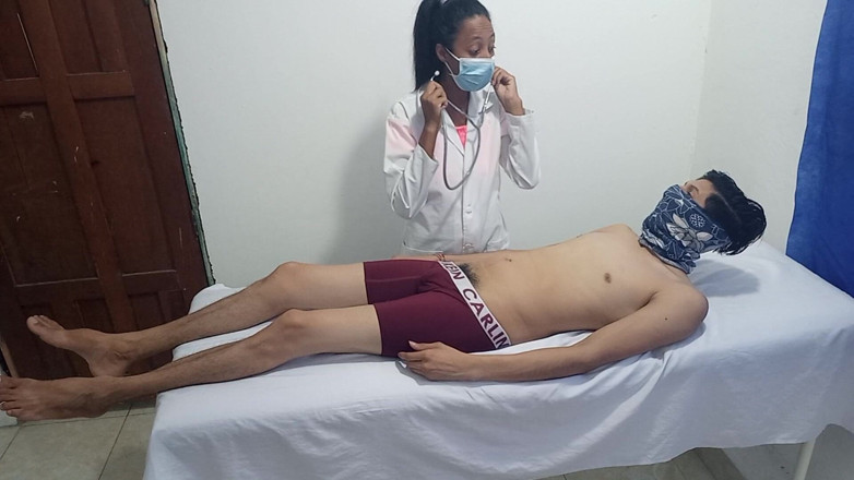 NEGRITA SEXY: 내 배다른 아들을 마사지 센터로 데려가 해피 엔딩을 가질 수 있도록
