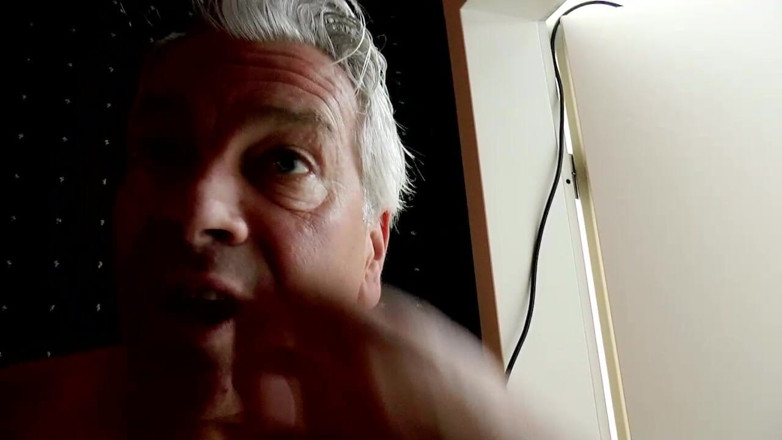Deutschland porn: 拥有完美身体的年轻阴户正忙于让她的阴户被两根坚硬的鸡巴干