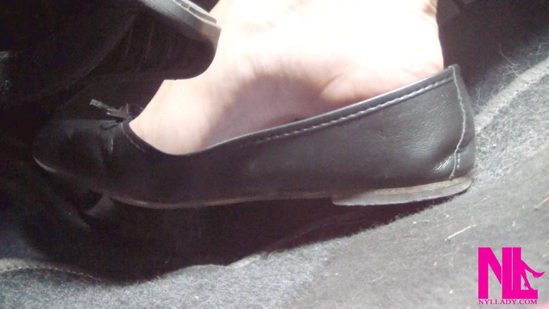 Nyllady: Revving dans des appartements noirs pieds nus