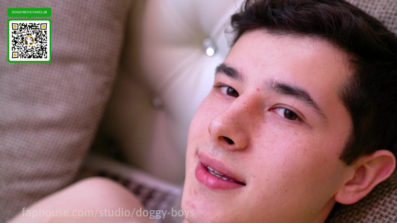 Doggy boys: Fabio Valente bada swój tyłek twink