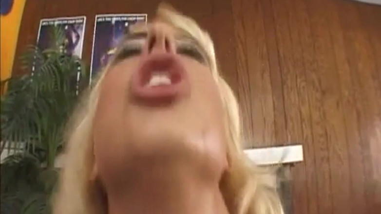 Squirt4You: Pepek selamba awek blonde kentut semasa sesi menjolok sengit