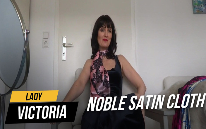 Lady Victoria Valente: Благородные атласные одежды подходят к бархатному платье