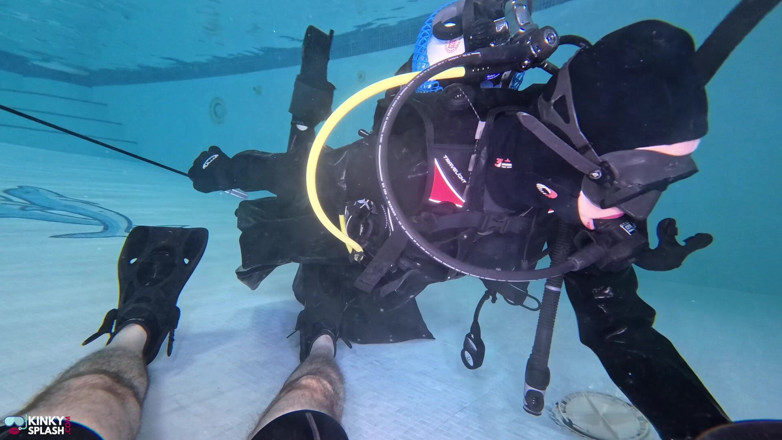 UKCuteGirl Lucy Lauren: Підводне домінування в повному scuba gear