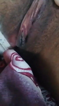Teen ragazza a casa da sola tette piccole e masturbazione figa calda