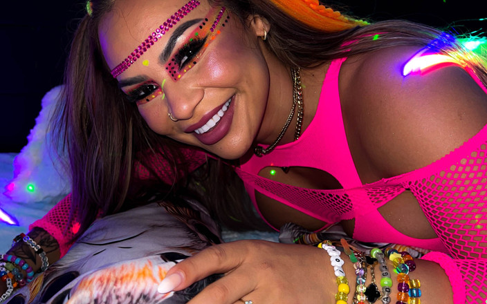 Rave Bunnys: Готесса трахается в сиськи и покрывается горячей, мясистой спермой!