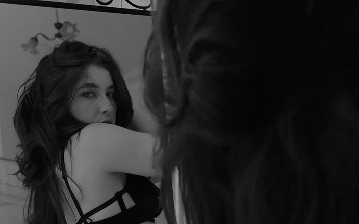 Madelaine_Rousset: Fingering sendirian - soft touch.