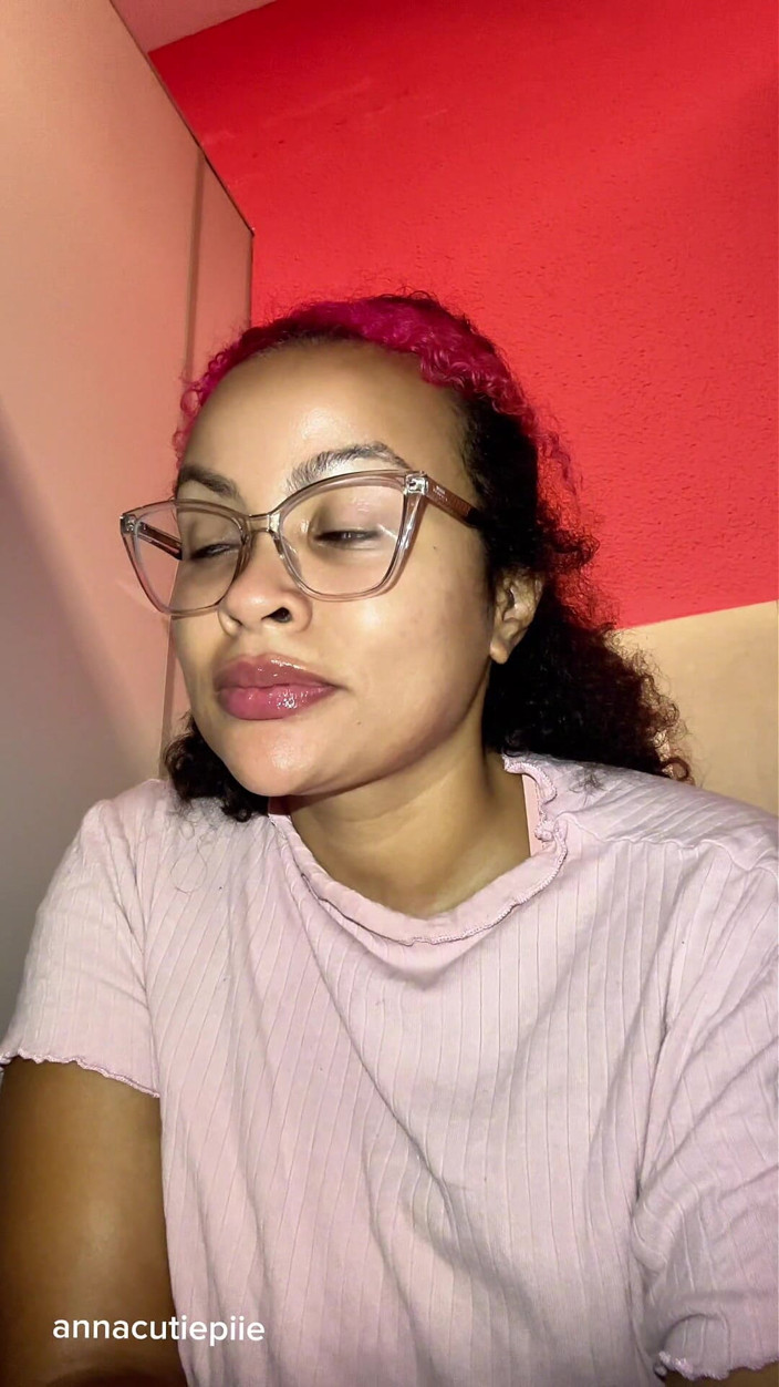 Cutiepiie Chubby: Público banheiro, menina gasosa tenta segurá-lo, mas peida alto