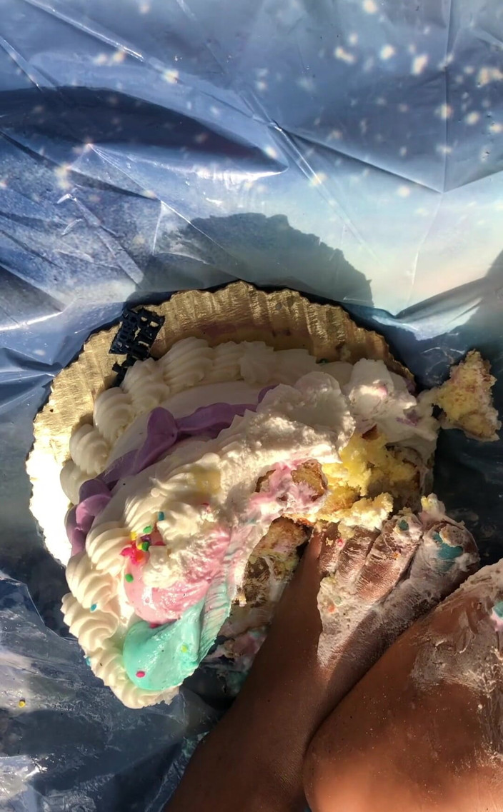 Baby Soles: Rompiendo la torta de cumpleaños con mis pies