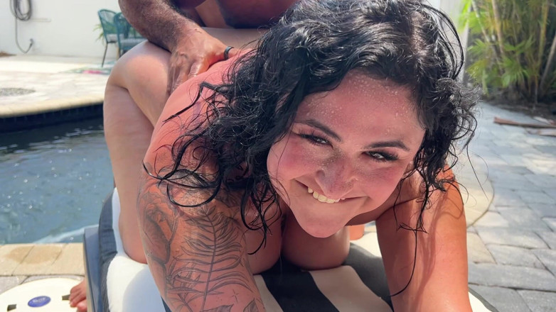 Josie Jaxxon: BBW nimmt monsterschwanz am pool in ihren arsch