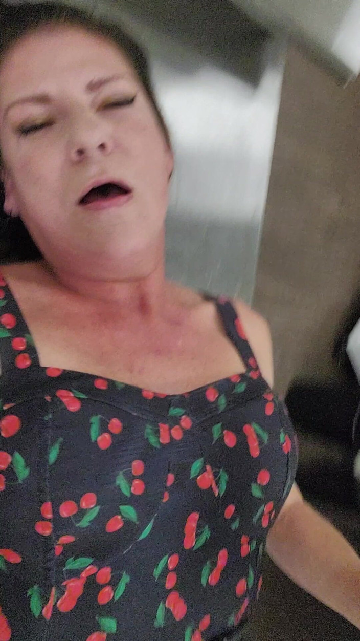 EliteLadyS: La milf monella america si masturba al lavoro