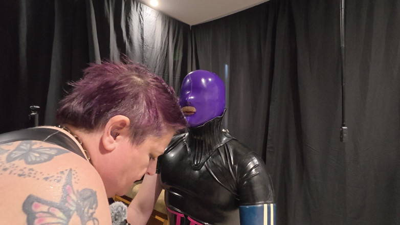 The Izars: La première visite d’un latex restreint