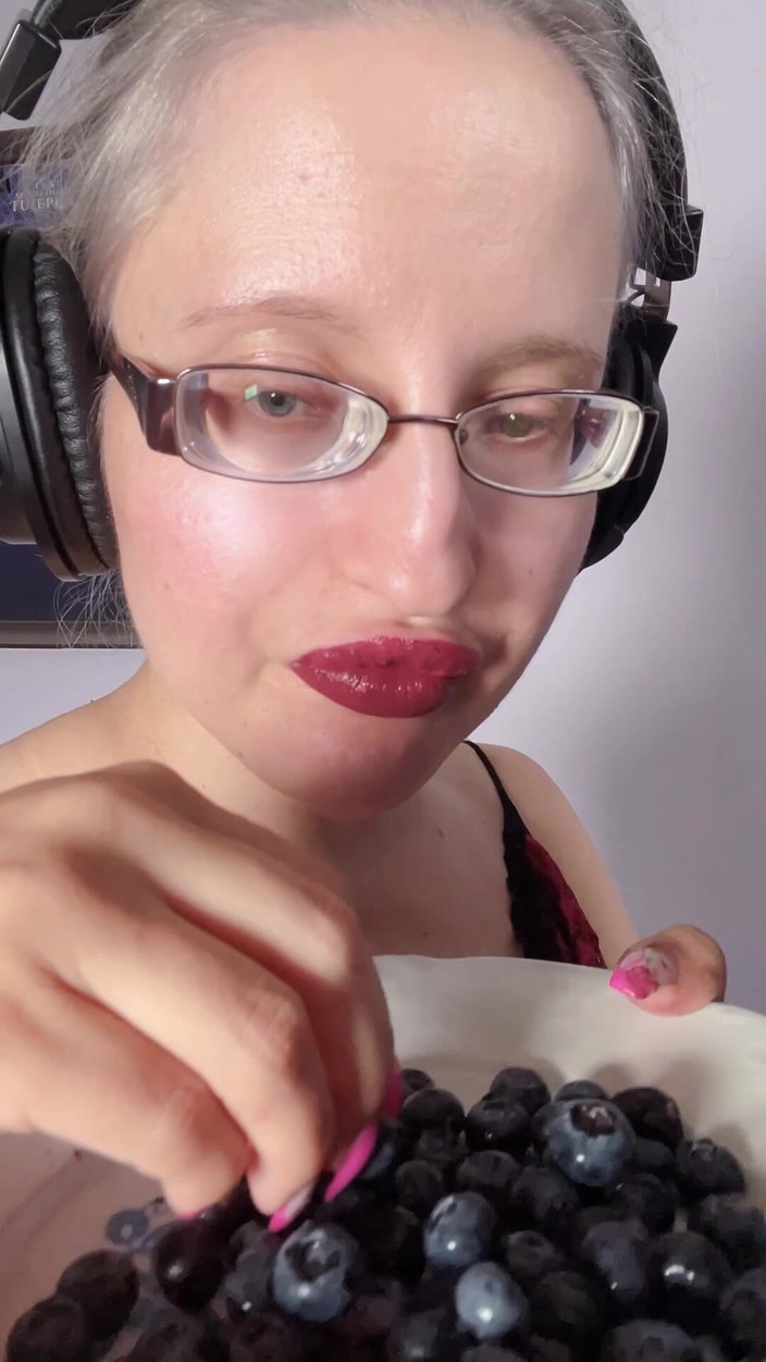 FinDom Goaldigger: Saya makan blueberries besar yang sedap