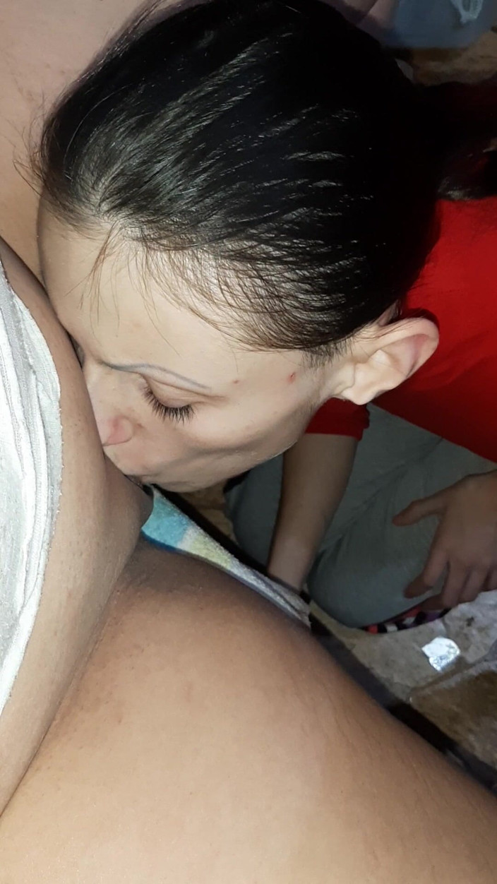 Lesbian-illusion: Ich habe sie zum knien gebracht, um meine muschi zu...