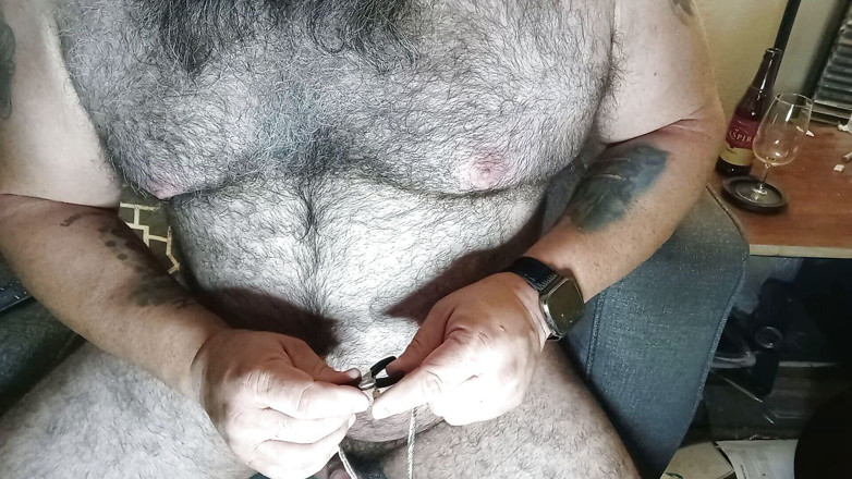 Monk3yMing0: Un ours poilu se masturbe et goûte mon propre sperme