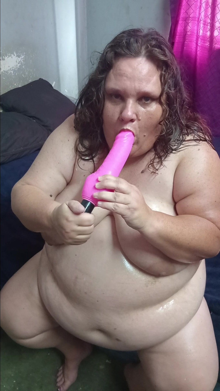 hothouse18xxx: Stacy Yeni Pembe Vibratör Oyuncağını Emiyor Ve Yalıyor