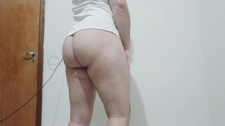 amateurbrazilian: ビッグアス - フェムボーイがインターネットで白いお尻を見せる
