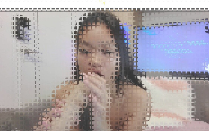 Cupcake: Énorme jouet taquine - une jolie Petite Thaïlandaise s’amuse en solo