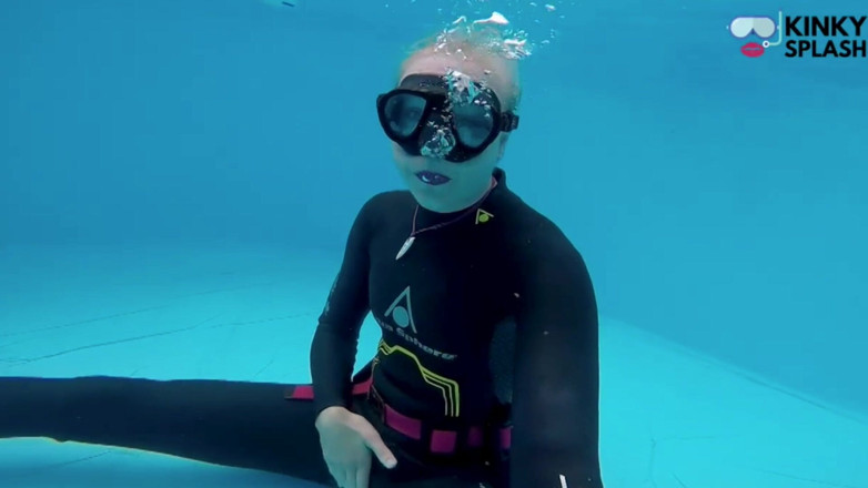 UKCuteGirl Lucy Lauren: Debaixo d'água wetsuit joi em minha piscina privada