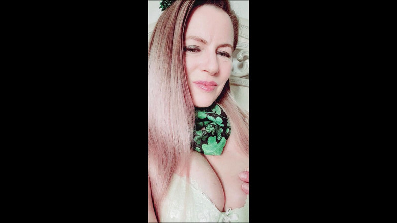Nikki Nevada: Saint Patrick, beau-fils, baise avec un gode et coaching masturbatoire