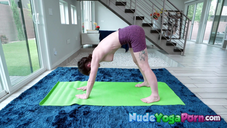Nude Yoga Porn: Olive Glass показывает движения по растяжке, обнаженной, полностью натуральные
