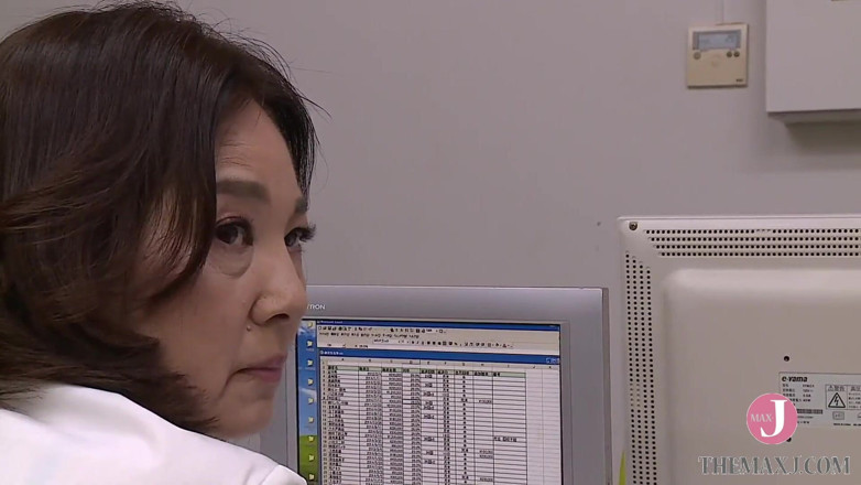 Celebrity Japan: Pięćdziesięcioletnia matka zostaje popchnięta do ssania bezsensownego kutasa prezydenta przed...