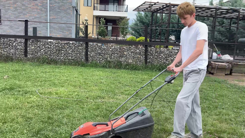 Ethan Lestray: Šukám nevlastního syna majitele domu, ale táta nás chytil část 1