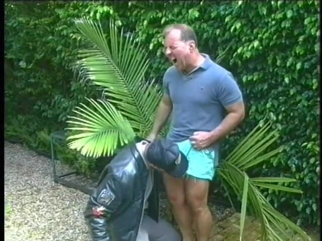 Gays Case: Brunette Stud Give a Hard Blowy in the Garden