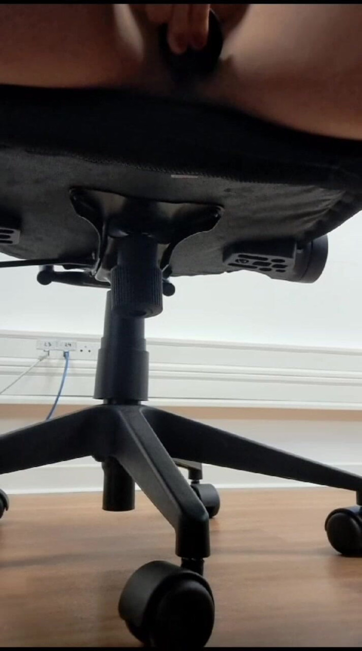 Sofy13: Liebkosung und Dildo selbst bei der arbeit