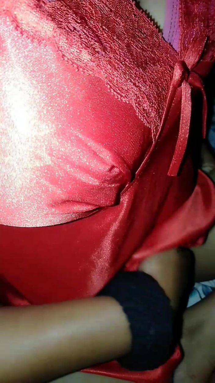 Desi girl ritu: Awek desi India menunjukkan buah dada dan mainan seks