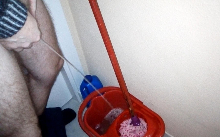 Sex hub male: John bere chcanky do uklízečky