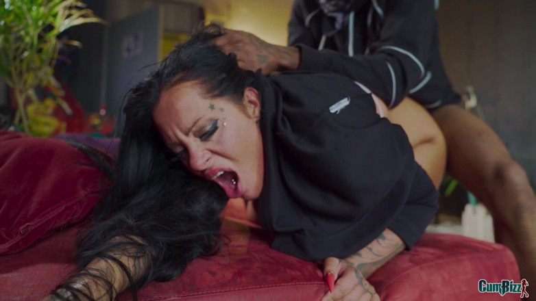 Cumbizz: Une grosse MILF BBW prend une grosse bite noire