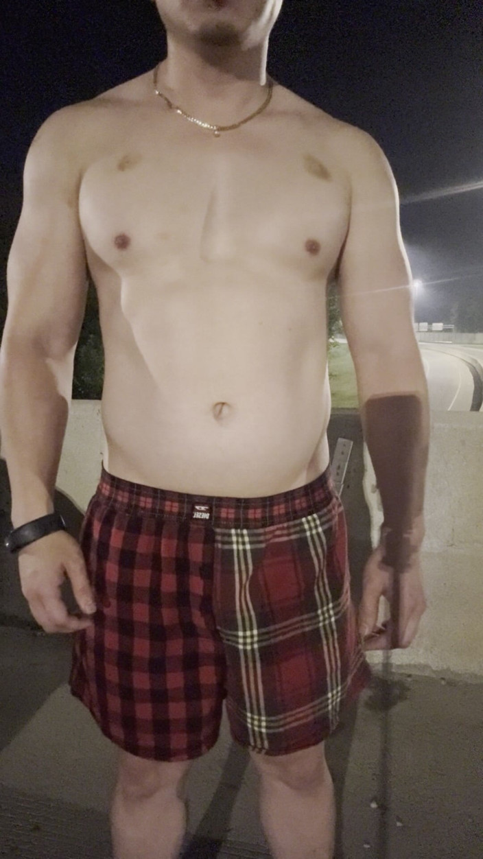 Barenakedmuscles: 다리를 굽고 과시