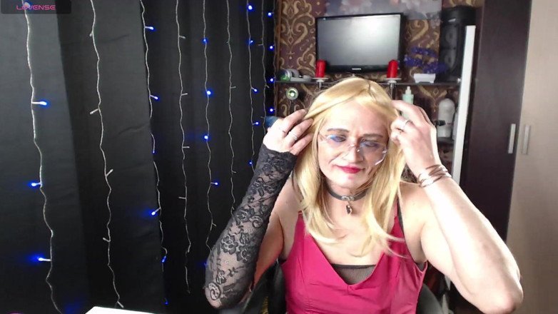 violet_bisex: Crossdresser Sissy Děvka V Tanci V Červených Šatech