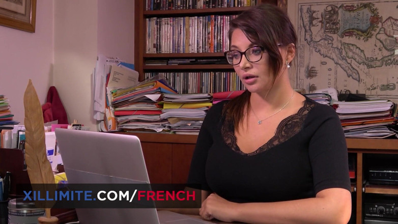 French girls at work: Due brune francesi sexy per un ragazzo fortunato