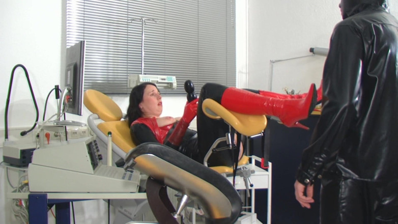 Rubber & Clinic Studio - 1ATOYS: Masturbasi anal dan kencing di mulut di karet