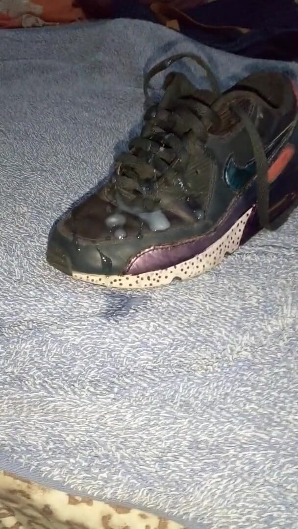 Sneakerfetish_BR: Sneaker scopa e sborra sul mio vecchio air max