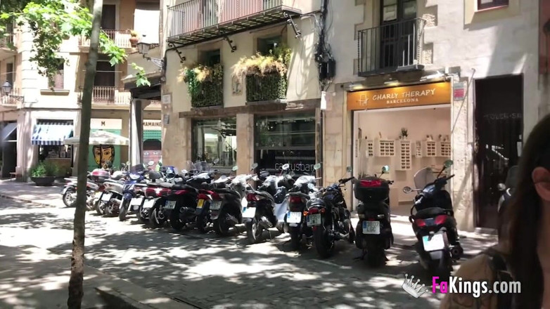 FAKings: Lily desfila su cuerpo desnudo por las calles de Barcelona...