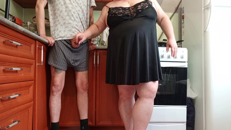 Zona901: Before Lunch, My Stepmom Jerks off My Dick to a...